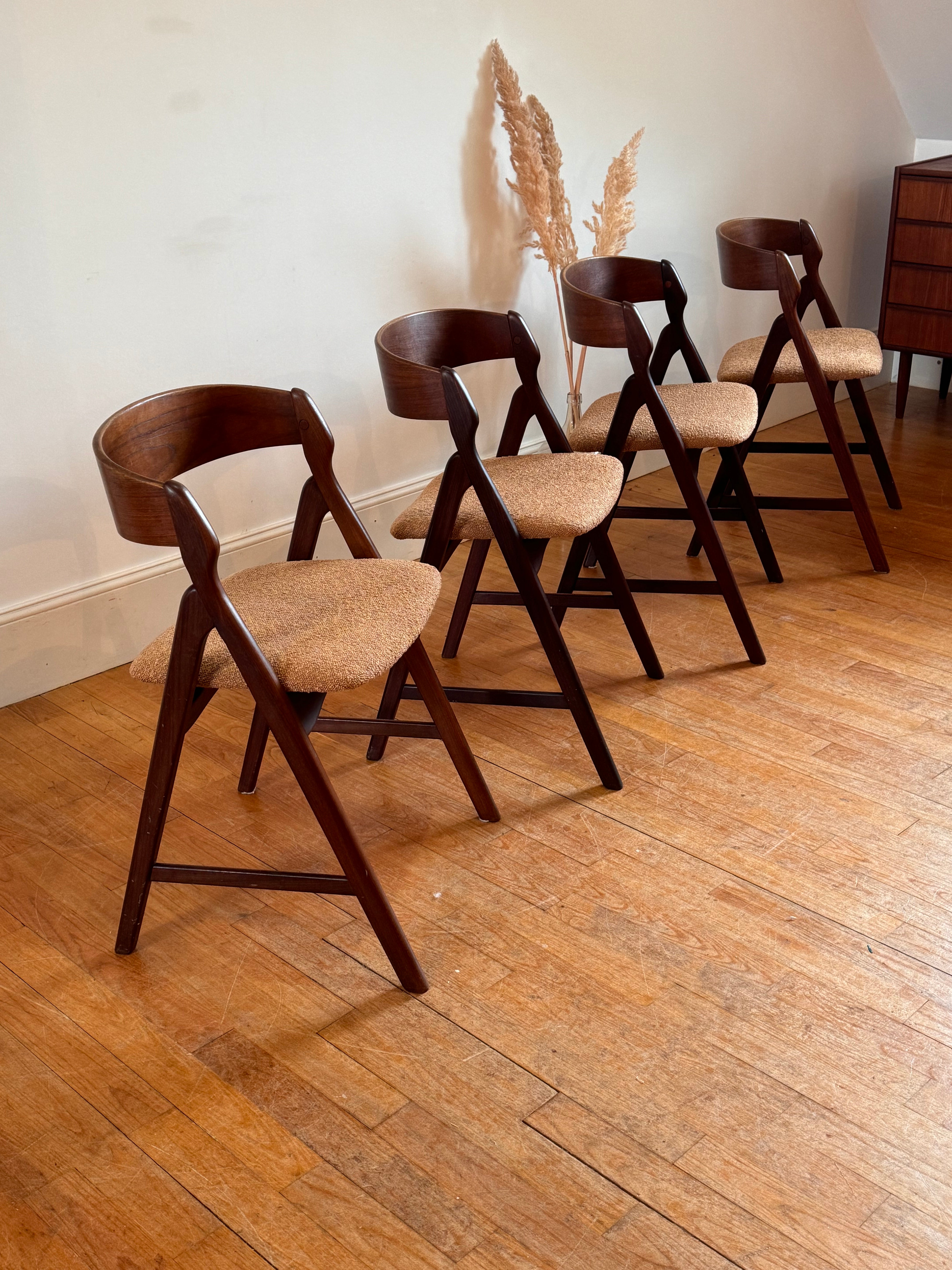 4 chaises scandinaves vintage par Henning Kjaernulf