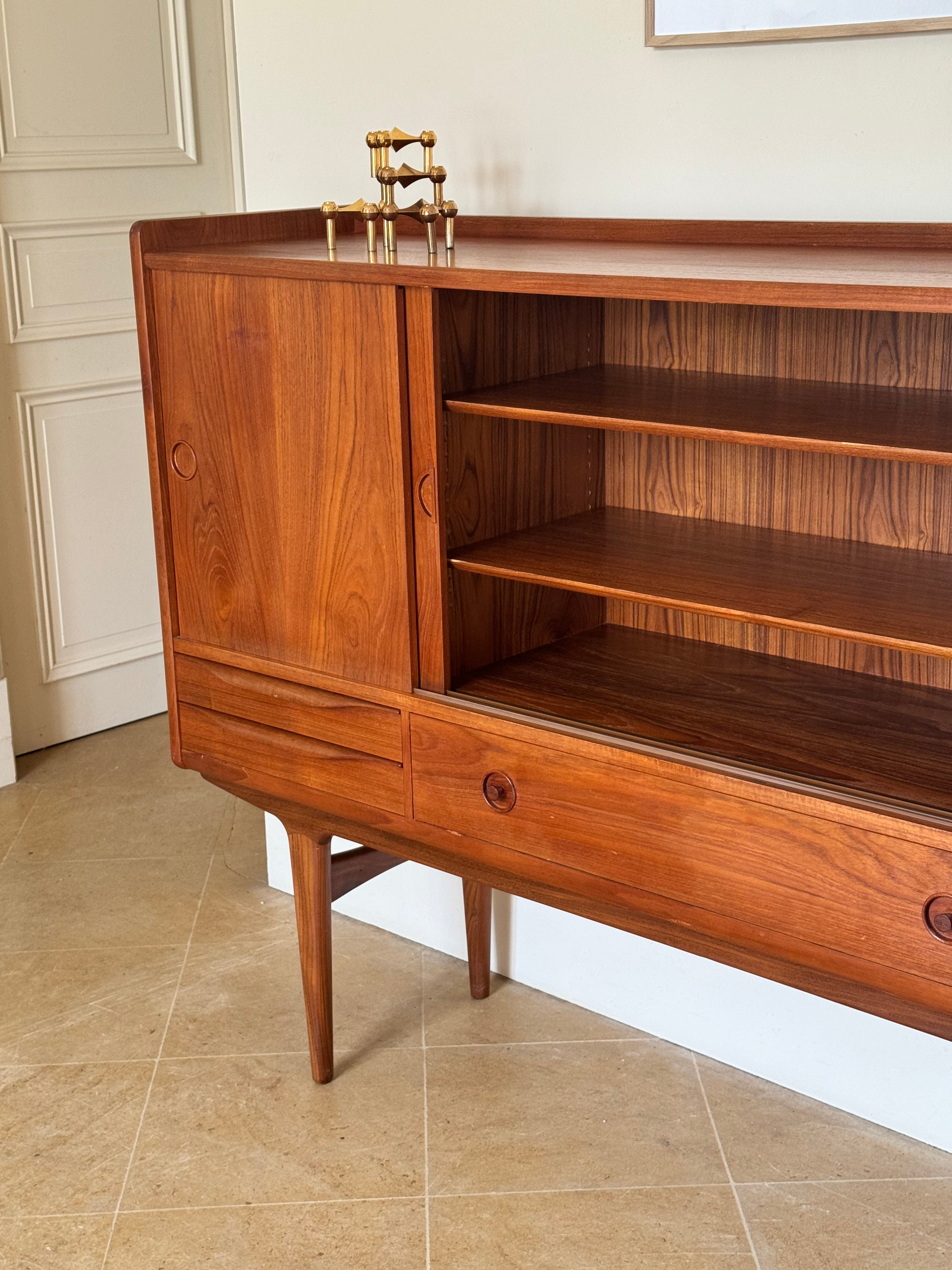 Enfilade scandinave vintage en teck massif par le designer Johannes Andersen pour Uldum Møbelfabrik.