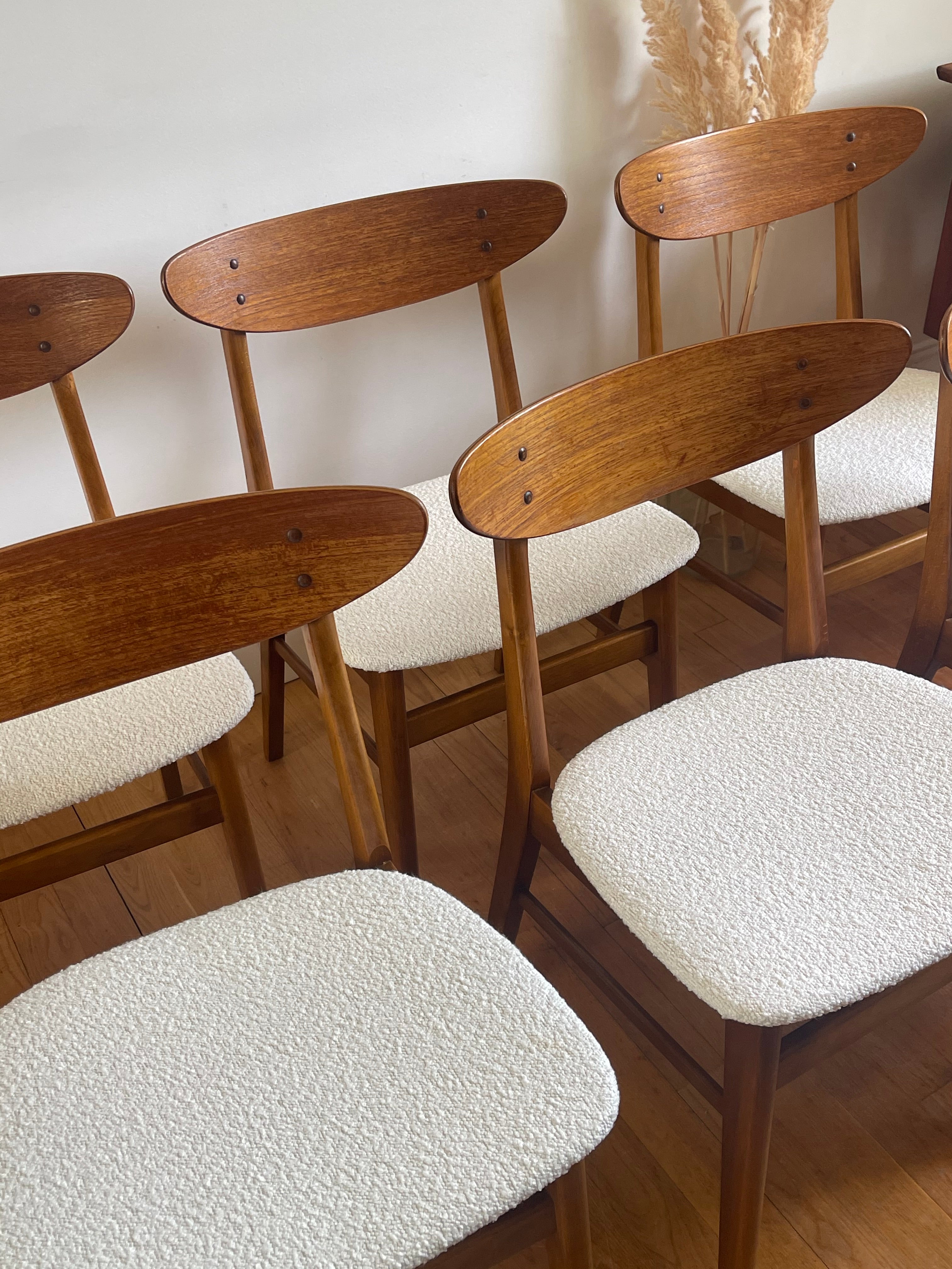 Série de 4 chaises scandinaves vintage en bouclette crème  (Farstrup 210)